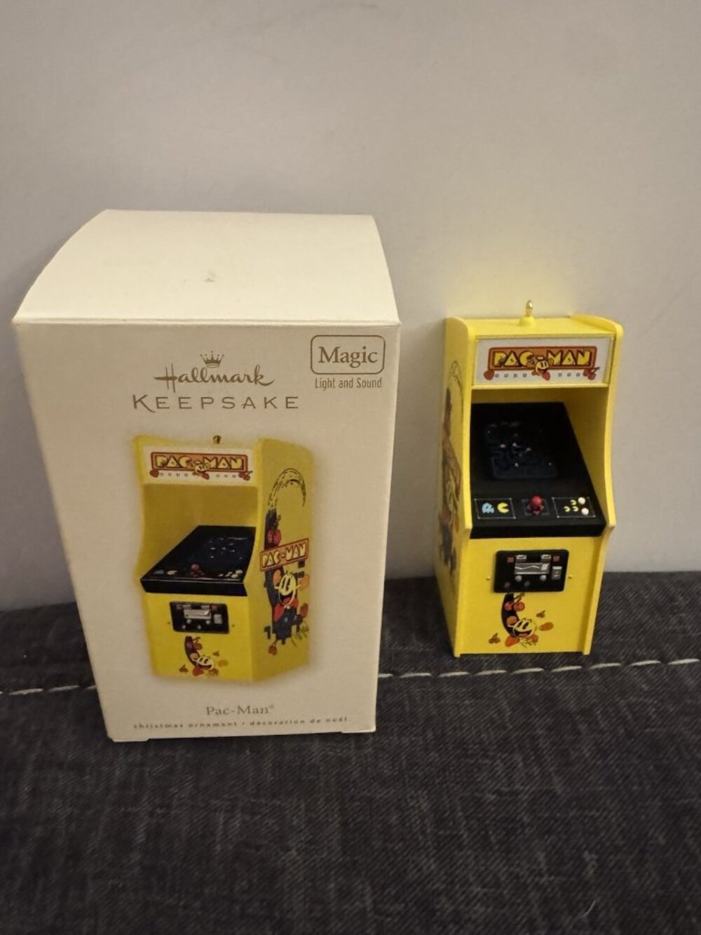 2008 Hallmark Ornaments Pac-Man Video Arcade Game Keepsake Ornament Magic J27